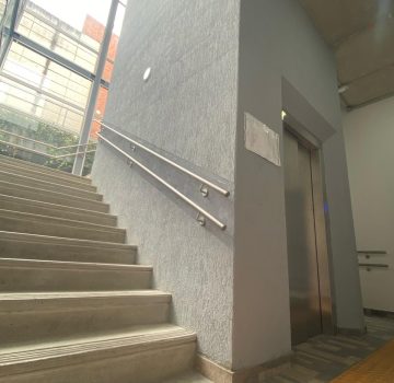 Escaleras y ascensor del proyecto