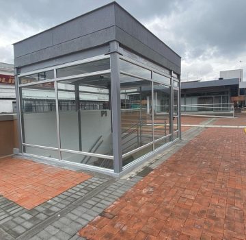 Acceso acristalado al proyecto